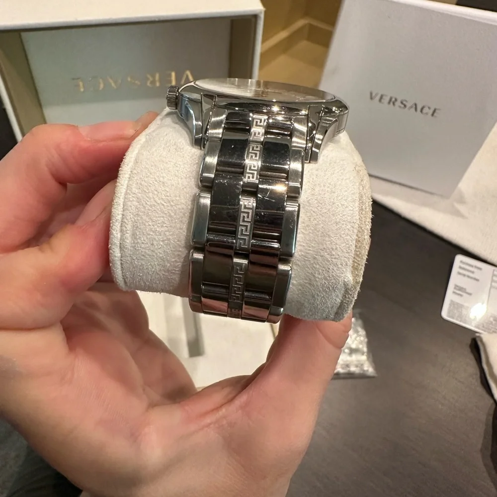 Men’s Versace watch - Picture 9 of 13